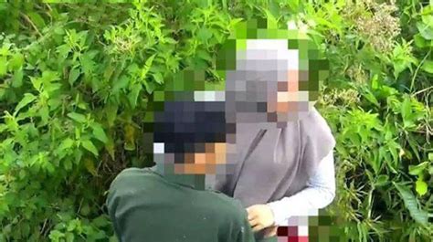 bokep di kebon|ABG Mesum Ngewe Di Atas Motor Di Kebun